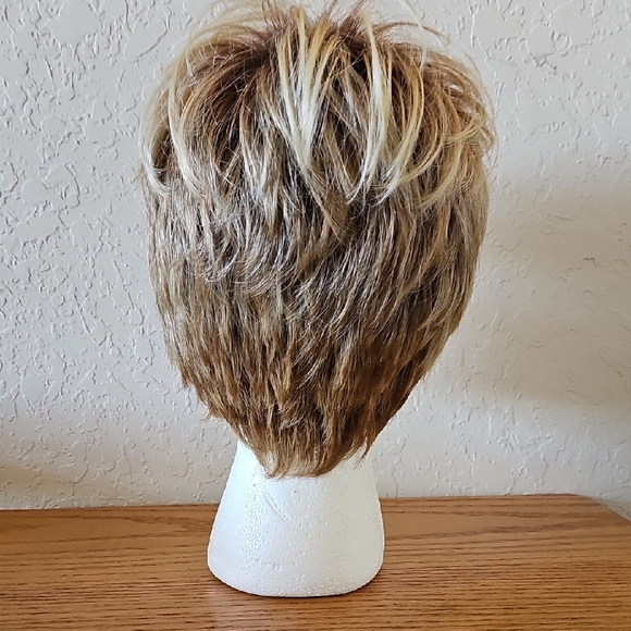 Hairdo Elegant Light Brown Women's Wig - Picture 3 of 5